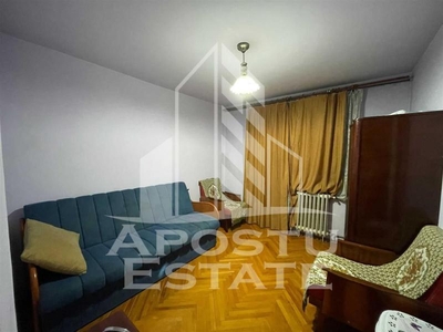 Apartament cu 3 camere semidecomandat in zona Aradului
