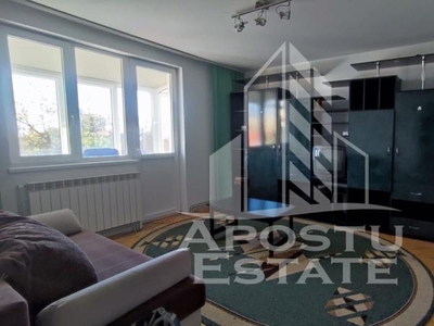 Apartament cu 3 camere, zona Piata 700