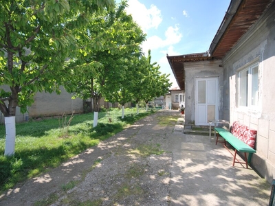 Casa Domnesti, langa primarie, vanzare casa formata din 5 ca