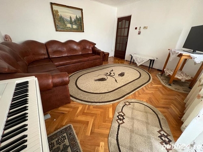 Vand apartament 3 camere, decomandat, foarte luminos si spatios