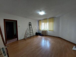 Apartament cu 3 camere - Necesita renovare completa, oportunitate pentru investitori!