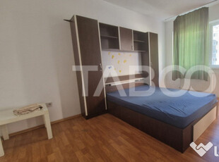 Apartament de inchiriat 2 camere 2 balcoane etaj 1 loc de pa