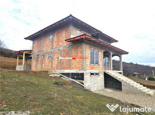 CASA LA ROSU CU PANORAMA INCREDIBLIA SI TEREN GENEROS IN ZON