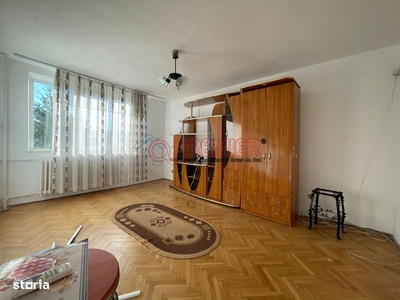 Apartament decomandat cu 2 camere bucatarie separata zona Sub Arini