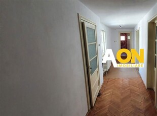 Apartament la casa, 4 camere, pretabil pentru birouri, zona Cetate