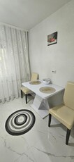 Chirie Apartament 2 camere Rogerius renovat utilat cu un loc parcare AC, cu animal talie mică