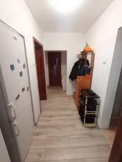 Închiriez apartament cu 2 camere