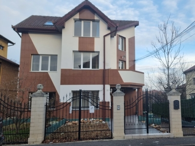 Casa de închiriat casa recent renovată, potrivită pentru diverse destinații.