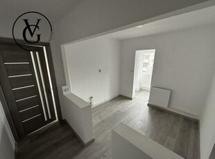 Apartament 2 camere nemobilat - zona Poarta 6