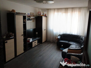 Apartament cu 3 camere, circulat - zona Vlahuta