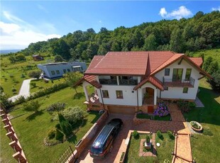 FILM! Refined villa in an elite natural environment, Pestisu Mic, Valea Nandrului.