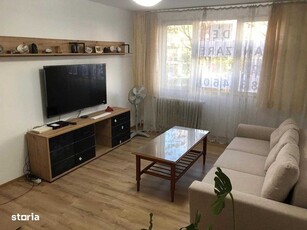 Proprietar vand apartament 3 camere , decomandat , etaj 2 din 4 .