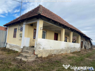 Casa situata în orasul Târgu-Carbunesti , Localitatea Flor