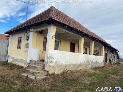 Casa situata in orasul Targu-Carbunesti , Localitatea Floresteni