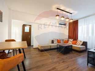 Apartament cu 3 camere de vanzare in zona 1 Mai