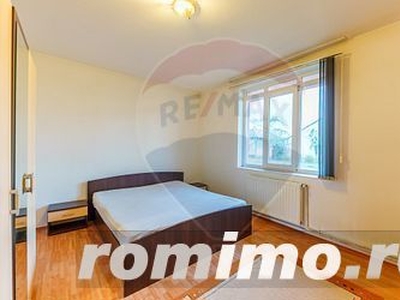 Apartament la Casă, de închiriat cu 3 camere, 300 Euro.