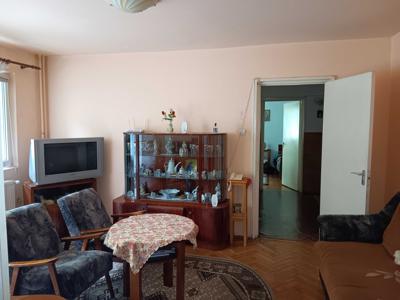 Vând apartament 3 camere semidecomandat , et.1 -86900 euro
