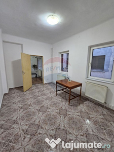 Apartament 2 camere in Vila + magazie 8 mp - sector1