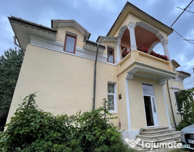 Apartament 2 camere în vilă,(balcon,parcare,magazie, curte..)Cuza Voda