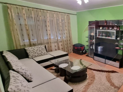 Apartament cu 3 camere de vânzare în zona Vitrometan