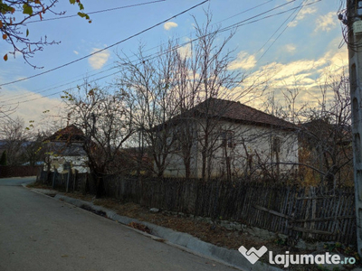 Casa batraneasca + teren intravilan (1200 mp) Magura, Buzau