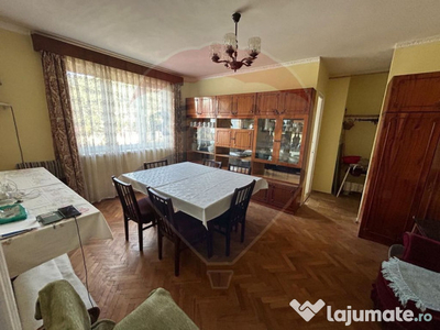 Apartament cu 4 camere de vânzare în zona Centrala Baia...