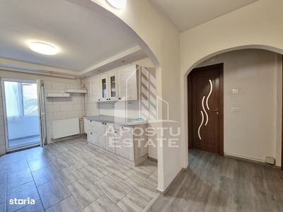 Apartament decomandat cu 2 camere si pivnita , zona Calea Lipovei