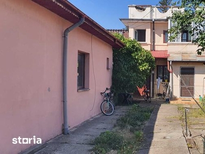 Apartament cu 2 camere, balcon și acces la pod. Etaj 1 intermediar