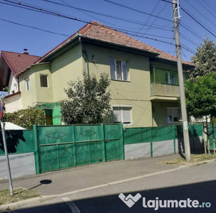 Închiriez 2 camere, 1 bucatarie, 1 baie la casa