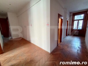 Apartament 4 camere, decomandat, 180 mp+balcon, in Centru!