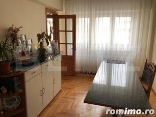 Apartament 5 camere, 100 mp, semidecomandat, zona Burdujeni