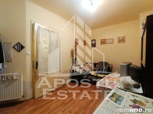 Apartament cu 2 camere, decomandate, centrala proprie in Piata Unirii.