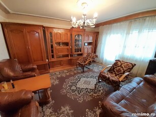 Apartament cu 3 camere, 2 bai, 2 balcoane, centrala proprie, langa Hotel Aurora.