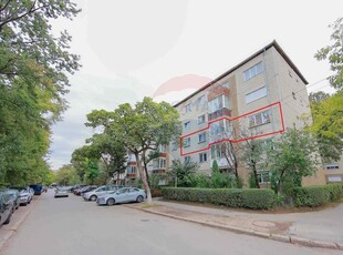 Apartament cu 3 camere de vânzare în zona Nufarul