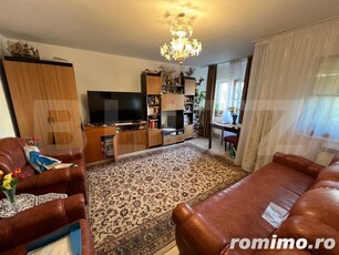 Apartament de 3 camere, decomandat, în zona Pelendava - 1 Mai