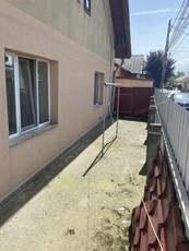 Apartament in casa, 80 mp util, 100 mp teren in folosinta, pretabil etajare, spatiu comercial.