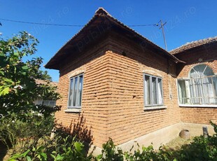 Casă bătrânească din cărămidă 4 camere plus anexe