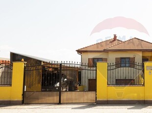 Casă / Vilă stil Italian subsol -parter cu piscina 6 camere