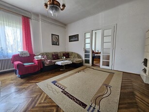 Casa cu doua apartamente, zona centrala!