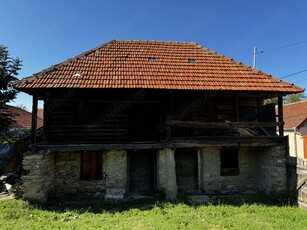 Casa de lemn cu teren de 1000 MP