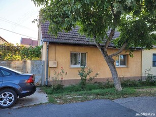 Casa de vanzare cu 3 camere, zona Plopi