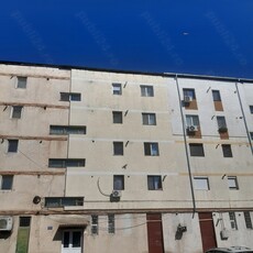 De vanzare Apartament cu trei decomandat.