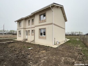 Duplex Sanmihaiu Roman P+E,3 camere,2 bai,terasa si curte proprie