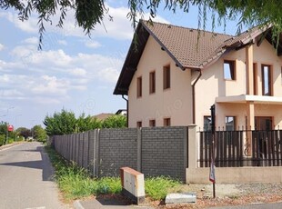 Proprietar Casa de vanzare in Via Carmina: 4 Dormitoare, 2 Baje, 2 Balcoane.