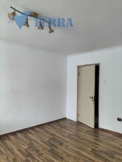 Vând apartament 3 camere, etajul 2, zonă centrală.