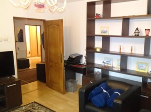 Vand apartament 4 camere decomandat in Deva, zona Pietei Centrale, etaj 3, bloc de 4 etaje de carami