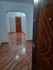 Vând apartament ,zona pieței ,et.3 . Inf. la tel.