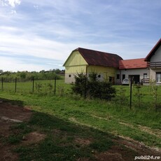 Vand casa+anexe si teren construibil.