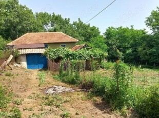 Vand sau schimb cu pasat sau tiguan ofer diferența o casa RENOVATA la munte este batraneasca