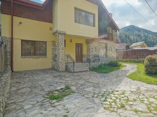 Vilă cochetă, 5 camere și 3 băi, zona Bran